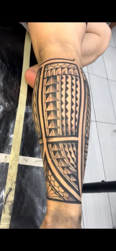 Benson Carlos Polynesian tribal tattoo on calf in Hawaii